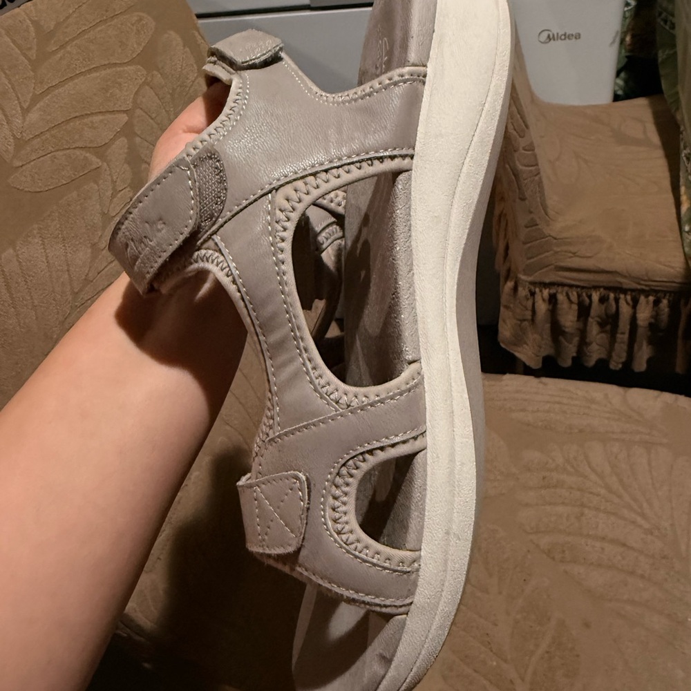 Clarks Women's Sandals - Cream - Picture 16 of 16